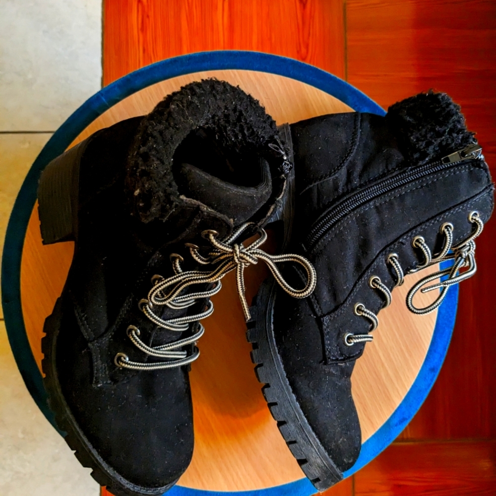 Goth girlie winter-ready DOLLZ KILL  2" heel black boots!